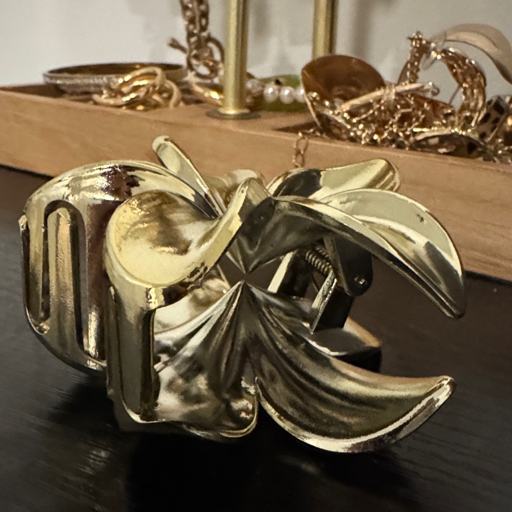 Elegant Gold and Cream Flower Clips - Picture 4 of 4